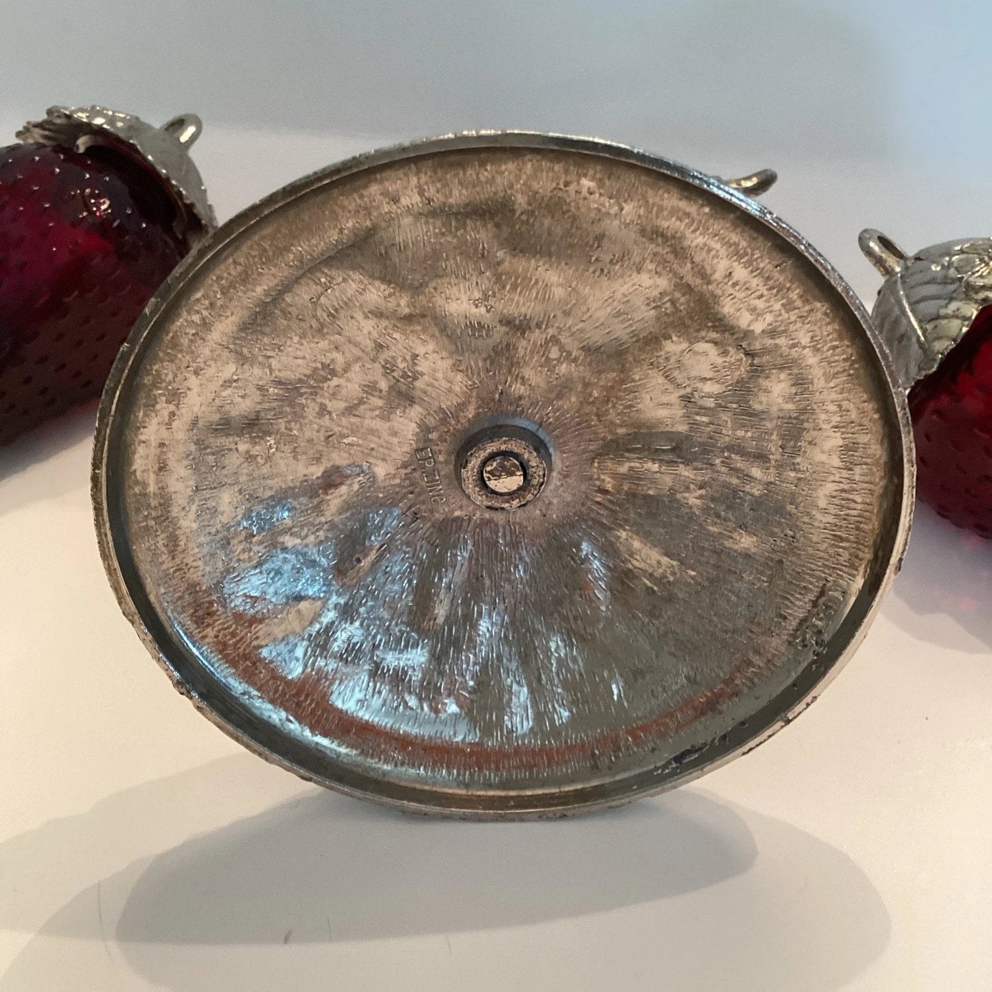 Vintage Strawberry-Shaped Salt and Pepper Shaker Set โ A Charming Addition to Your Dining Table ๐